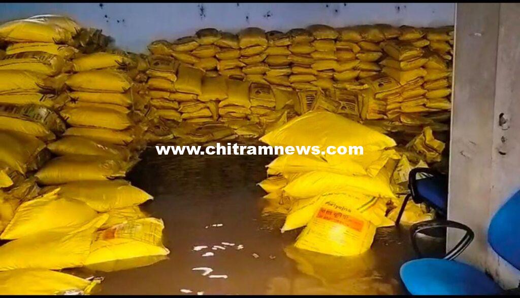 బోథ్ పీఏసీఎస్ గోదాములో నీట మునిగిన యూరియా బస్తాలు