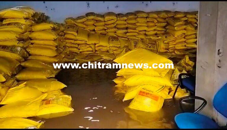 బోథ్ పీఏసీఎస్ గోదాములో నీట మునిగిన యూరియా బస్తాలు