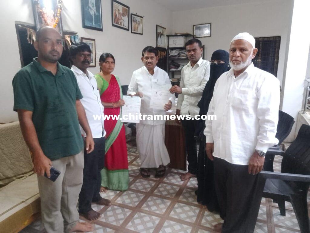 సీఎం సహాయనిధి చెక్కు అందజేత