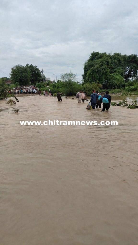 పొంగిపొర్లిన వాగులు..నిలిచిపోయిన రాకపోకలు