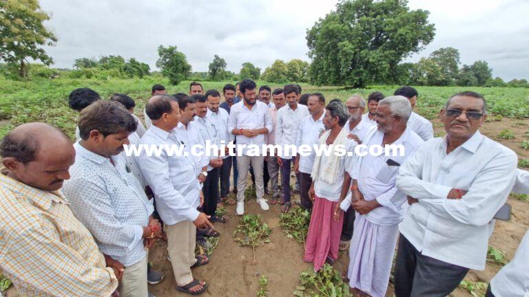 నష్టపోయిన పంట పొలాలను పరిశీలించిన ఎమ్మెల్యే అనిల్ జాధవ్