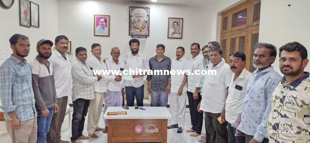 సీఎంఆర్ఎఫ్ చెక్కును అందజేసిన  బోథ్ ఎమ్మెల్యే అనిల్ జాదవ్