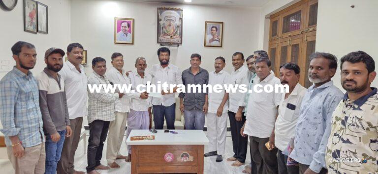 సీఎంఆర్ఎఫ్ చెక్కును అందజేసిన  బోథ్ ఎమ్మెల్యే అనిల్ జాదవ్