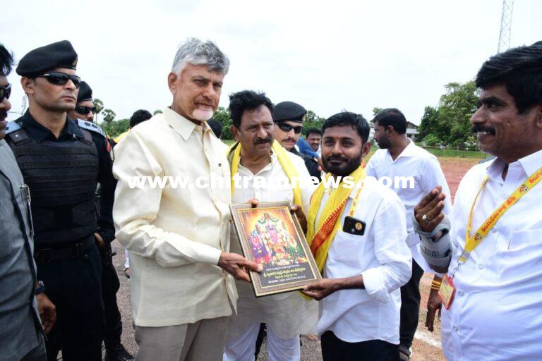 సీఎం చంద్ర బాబుకు వల్లభ స్వామి వారి చిత్రపటం అందజేసిన రేలంగి వెంకట్రావు