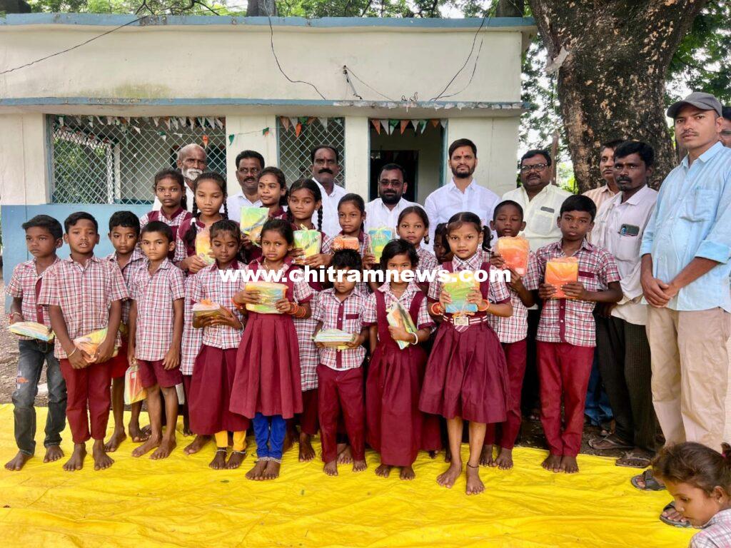 అడానేశ్వర్ ఫౌండేషన్ ఆధ్వర్యంలో నోట్ బుక్స్ పంపిణీ