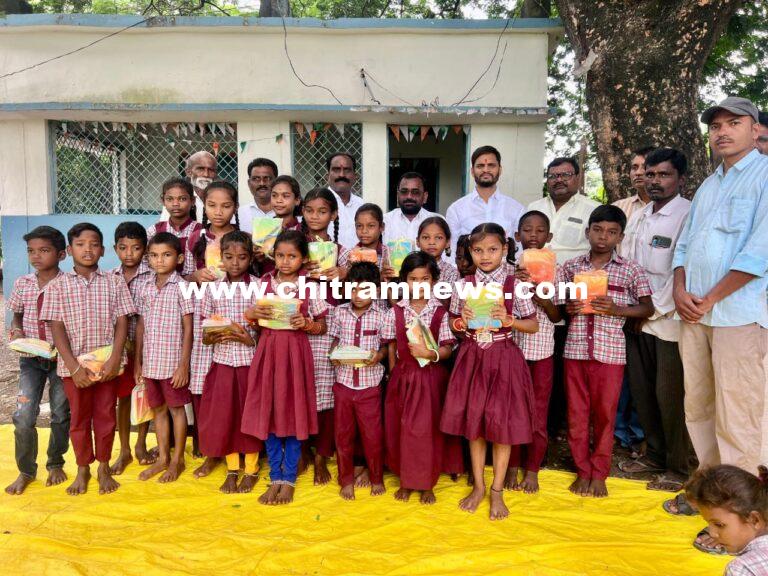 అడానేశ్వర్ ఫౌండేషన్ ఆధ్వర్యంలో నోట్ బుక్స్ పంపిణీ