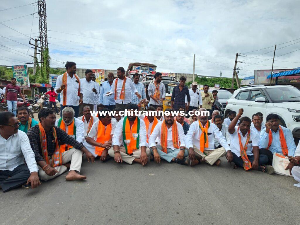 కాంగ్రెస్ ఇచ్చిన హామీలను నెరవేర్చాలి