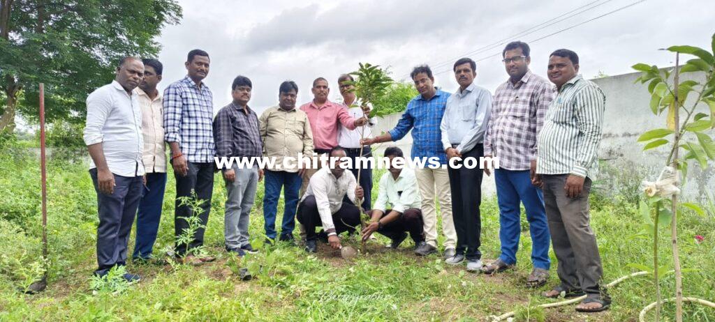 ప్రతి ఒక్కరూ విధిగా మొక్కలు నాటాలి