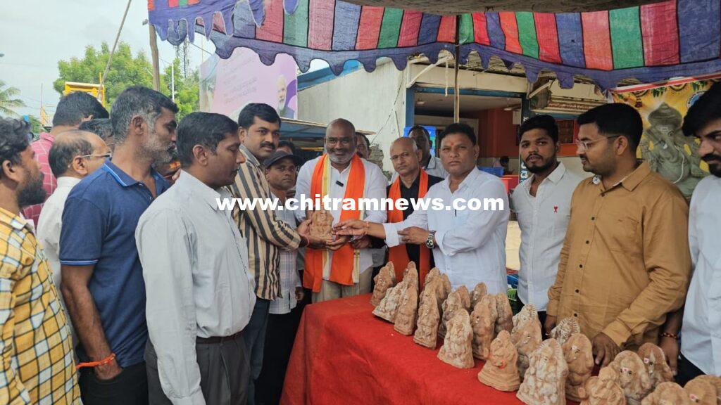 Matti ganesh vigrahaala pampinee- మట్టి గణేష్ విగ్రహాల పంపిణీ
