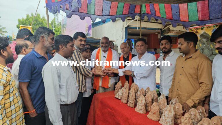 Matti ganesh vigrahaala pampinee- మట్టి గణేష్ విగ్రహాల పంపిణీ