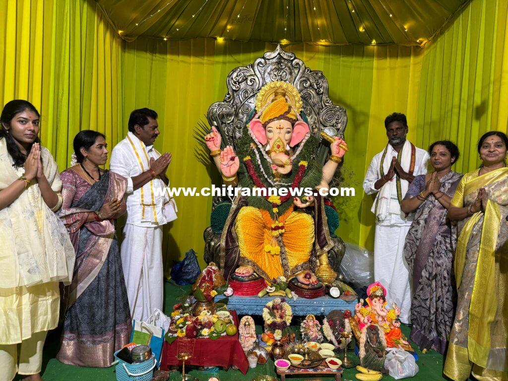 మావలలో ప్రతిష్టించిన వినాయకుడికి బోరంచు శ్రీకాంత్ రెడ్డి కుటుంబ సభ్యుల ప్రత్యేక పూజలు 