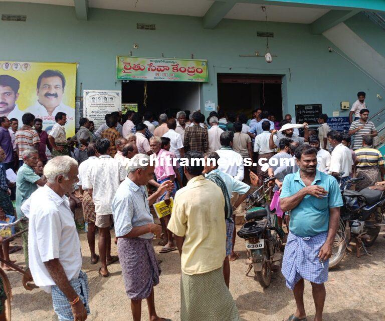 రైతులు యూరియా కోసం పెనుగులాట