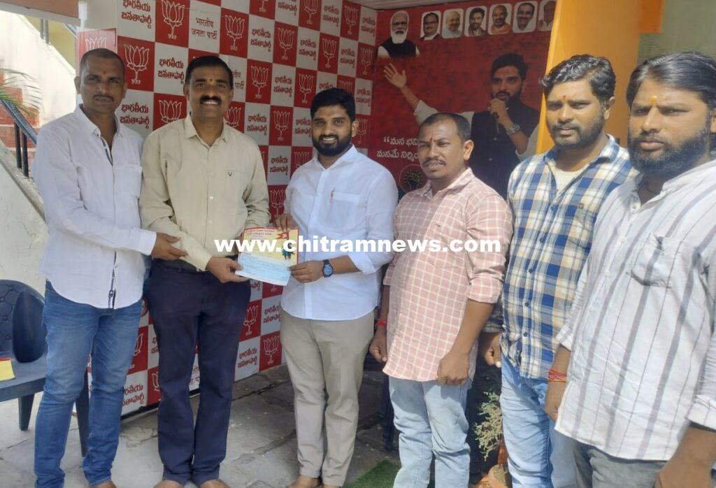 ఛత్రపతి శివాజీ మహారాజ్ విగ్రహ ఏర్పాటుకు  విరాళం 