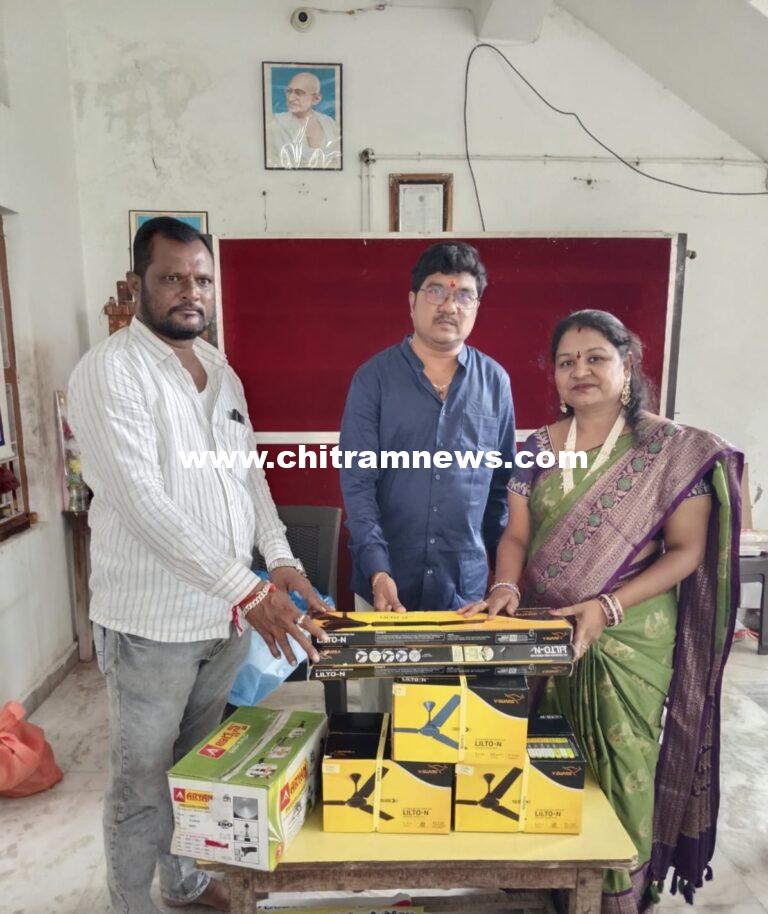 అనాధ ఆశ్రమంలో పేదలకు అన్నదానం