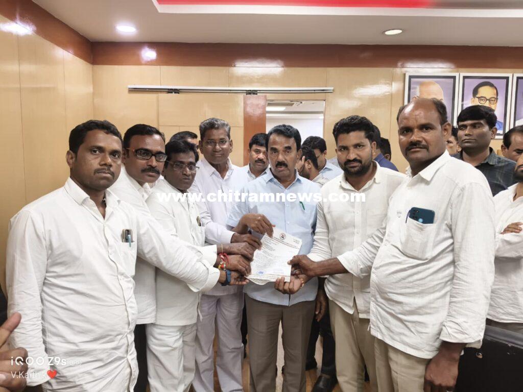 ఆదిలాబాద్ జిల్లా ఇంఛార్జి మంత్రి కలిసిన బేల మండల నాయకులు