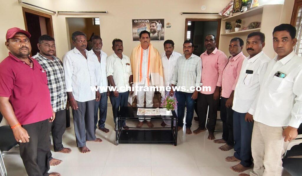 ఆడే గజేందర్ ని కలిసిన బోథ్ మాల సంఘ సభ్యులు