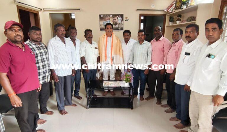 ఆడే గజేందర్ ని కలిసిన బోథ్ మాల సంఘ సభ్యులు