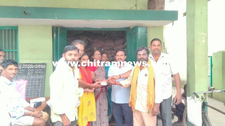 పెద్దాపురంలో స్మార్ట్ రేషన్ కార్డులు పంపిణీ