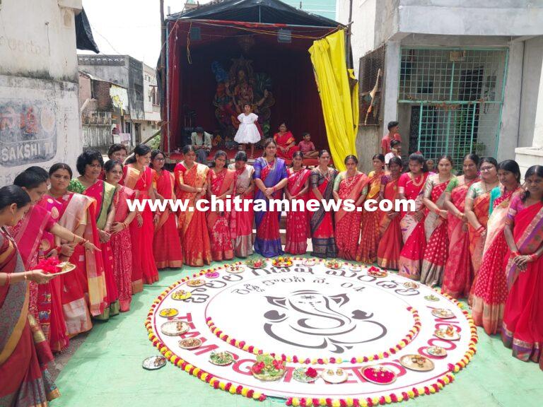 రెడ్డి బాలల గణేష్ మండలిలో మంగళ హారతులతో  మహిళల ప్రత్యేక పూజలు