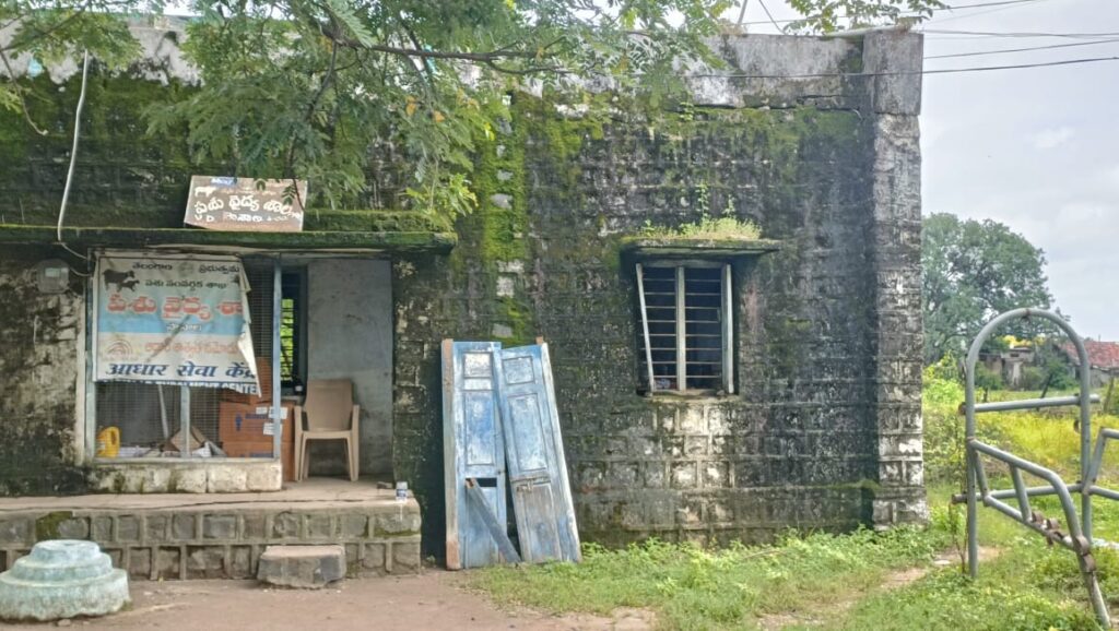 సొనాల పశు వైద్యశాలని పట్టించుకోరా..