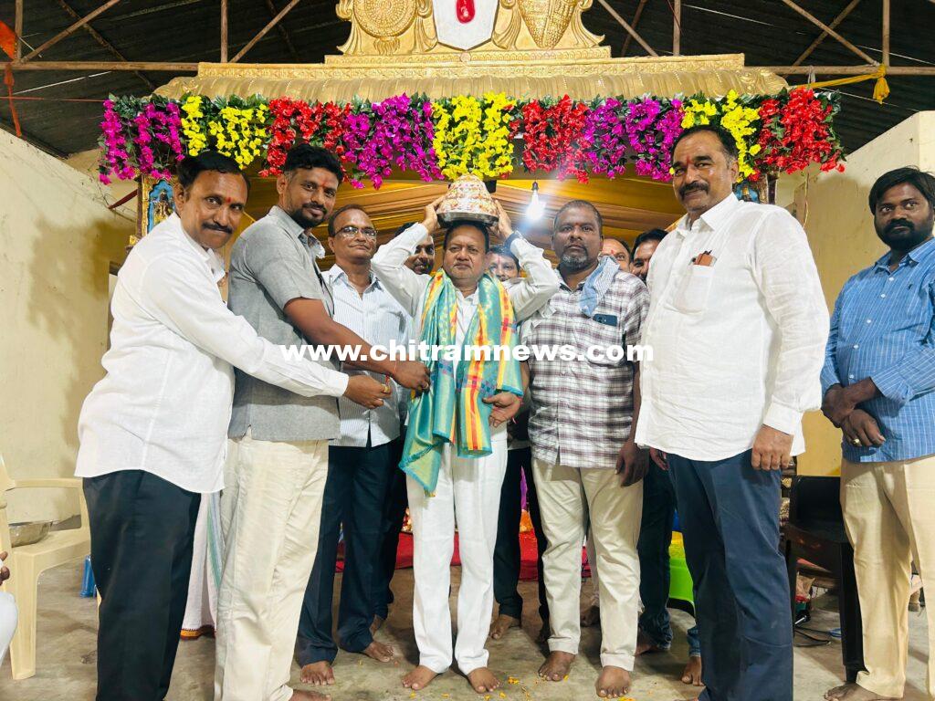 వేలం పాటలో  లడ్డూ దక్కించుకున్న విశ్రాంత బ్యాంక్ మేనేజర్ బడాల విలాస్ రెడ్డి