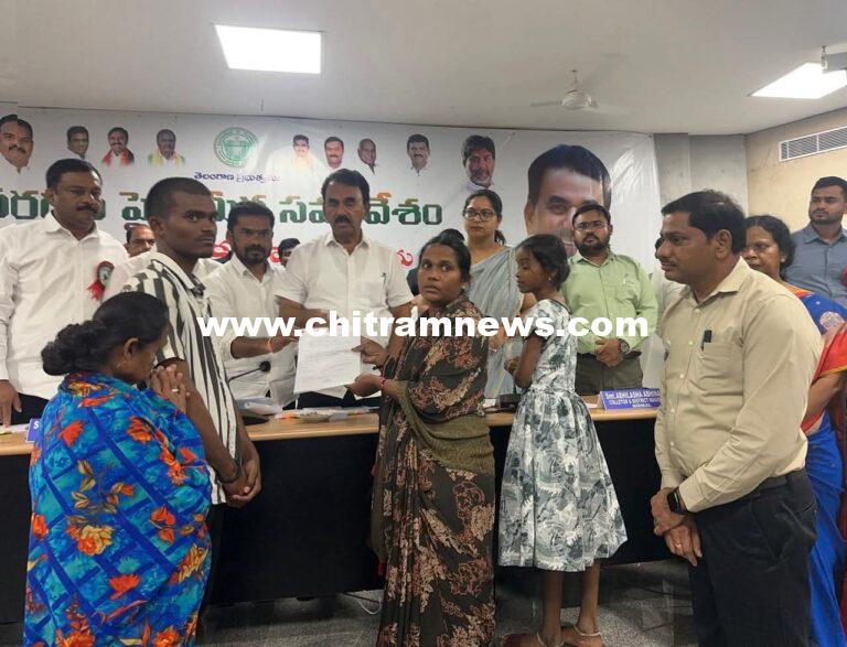 గంగాధర్ కుటుంబానికి రూ.5 లక్షల ఆర్థిక సాయం చెక్కు అందజేత