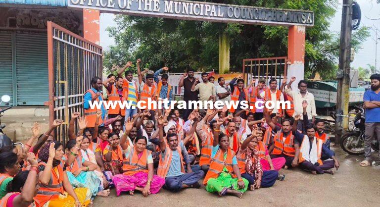 భైంసా మున్సిపల్ కార్యాలయం ఎదుట బైఠాయింపు, ధర్నా