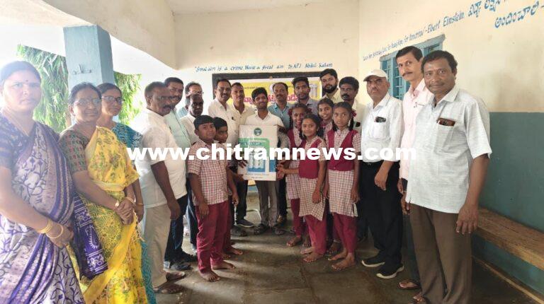 SCHOOL: పాఠశాలకు శుద్ధ జల యంత్రం విరాళం