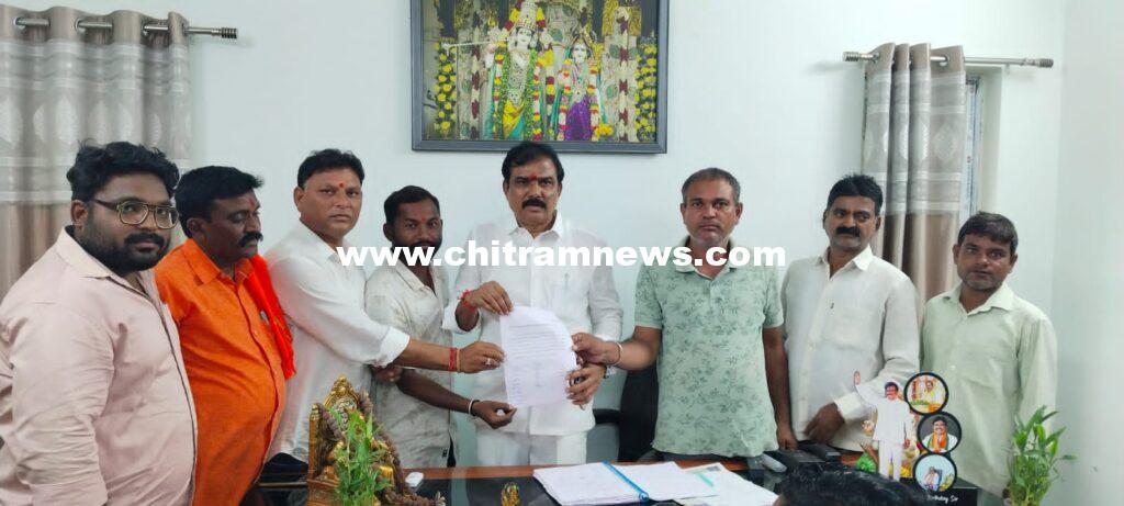 Adilabad: టైలర్స్ కాలనీ సమస్యలు పరిష్కరించాలని ఎమ్మెల్యేకు వినతిపత్రం అందజేత 