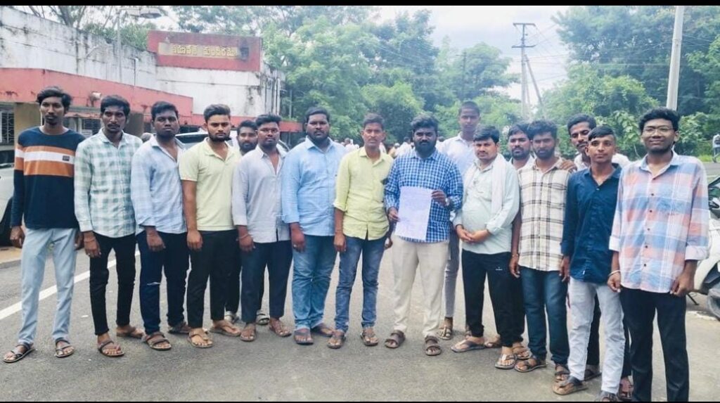 గ్రామానికి రోడ్డు సౌకర్యం కల్పించండి