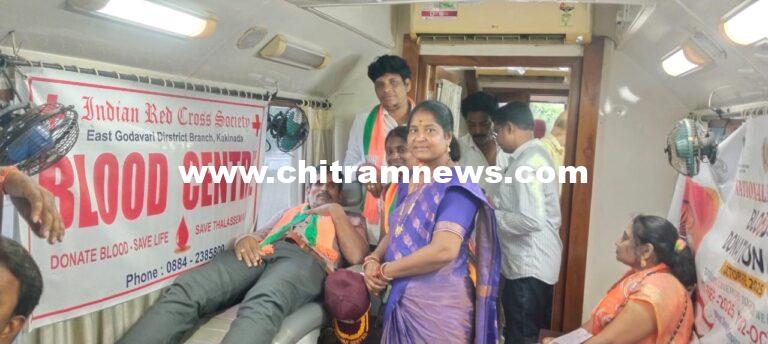 రక్తదానం చేసిన  విశ్రాంత ఆర్మీ జవాన్ సురపతి కృష్ణారావు