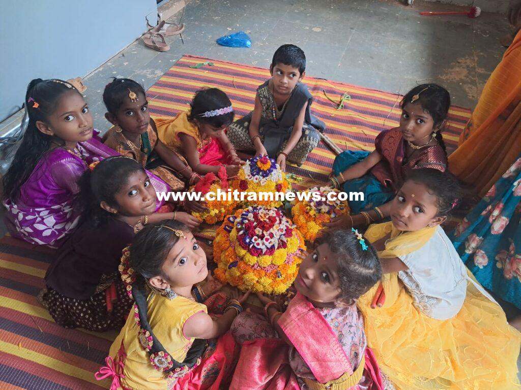 కిర్గుల్ (కె) పాఠశాలలో ముందస్తు  బతుకమ్మ వేడుకలు