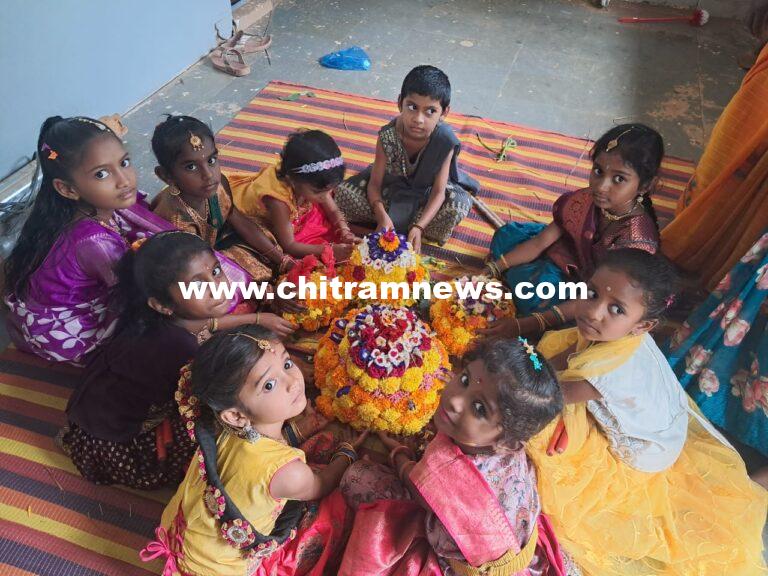 కిర్గుల్ (కె) పాఠశాలలో ముందస్తు  బతుకమ్మ వేడుకలు