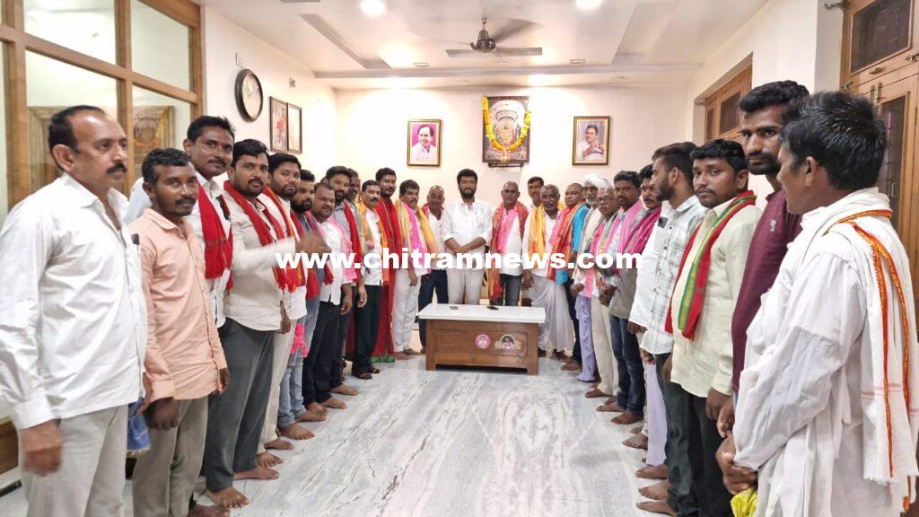 బీఆర్ఎస్ లో చేరిన బీజేపీ కిసాన్ మోర్చా అధ్యక్షుడు చెట్పల్లి వెంకటేష్