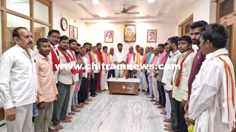 బీఆర్ఎస్ లో చేరిన బీజేపీ కిసాన్ మోర్చా అధ్యక్షుడు చెట్పల్లి వెంకటేష్