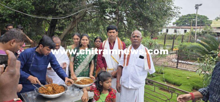 అమ్మవారికి ప్రత్యేక పూజలు చేసిన నర్సూరి నరేష్ దంపతులు 