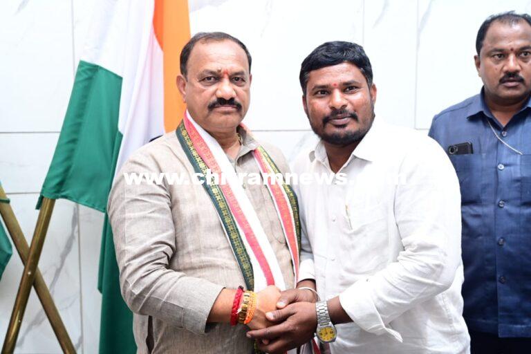 టీపీసీసీ రాష్ట్ర అధ్యక్షుడు మహేష్ కుమార్ గౌడ్ ని కలిసిన సామ రూపేష్ రెడ్డి