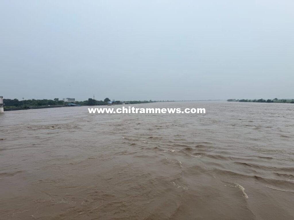 ఉగ్రరూపం దాల్చిన బాసర గోదావరి 