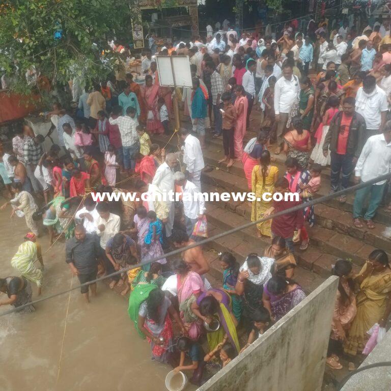 బాసర ఆలయానికి పోటెత్తిన భక్త జనం  