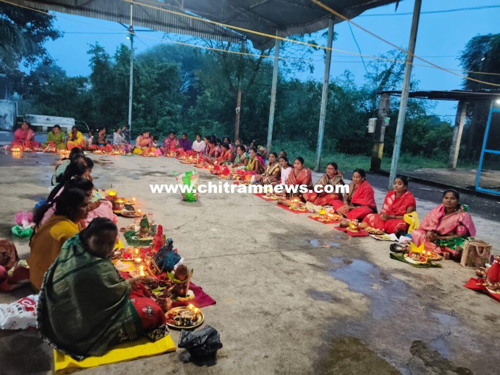 కూర గ్రామంలో మహిళల సాముహిక  కుంకుమార్చన 