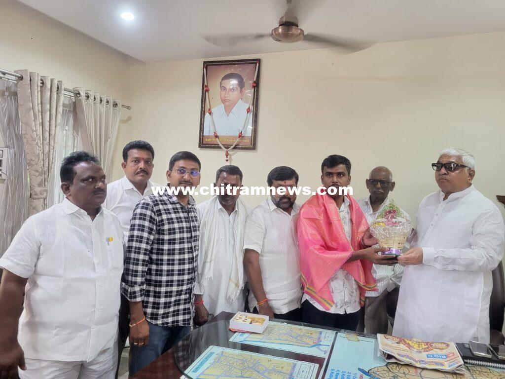 గ్రూప్-1 ఫలితాల్లో DSP ఉద్యోగానికి ఎంపికైన కరెండే మహేందర్ ను సన్మానించిన ముథోల్ మాజీ ఎమ్మెల్యే