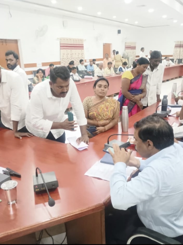 ఇందిరమ్మ ఇంటి నిర్మాణంలో డబ్బులు ఖాతాలో పడక  ఇబ్బందులు