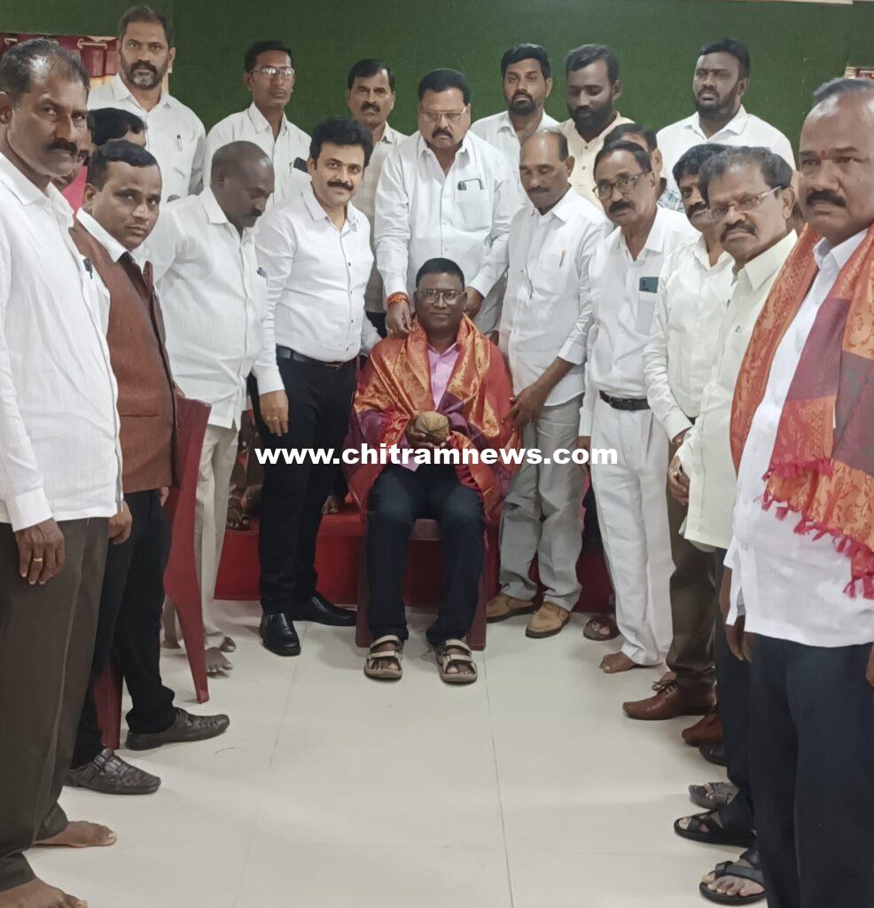 ఉత్తమ ఉపాధ్యాయునికి సన్మానం