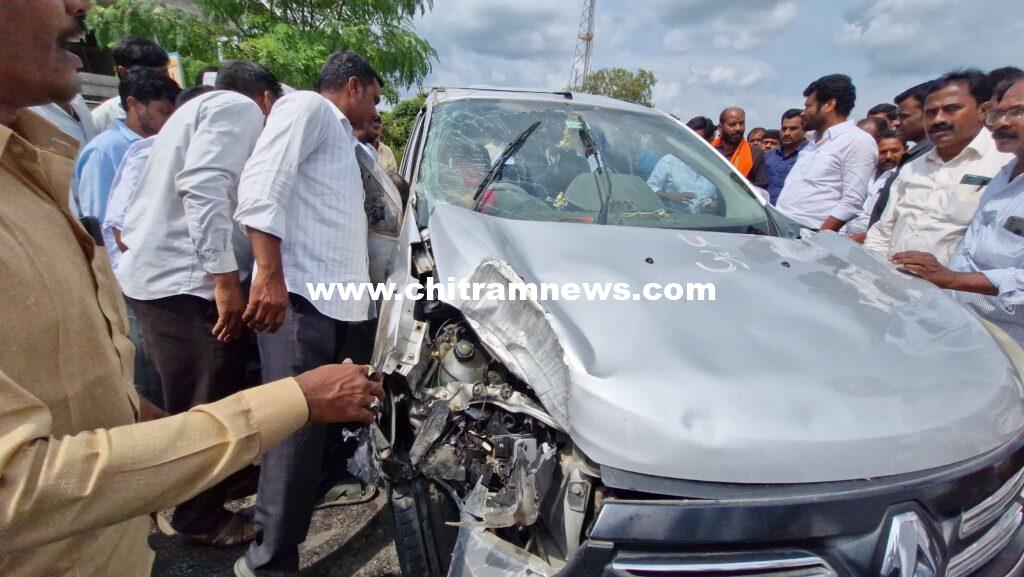 కారు బోల్తా.పలువురికి గాయాలు