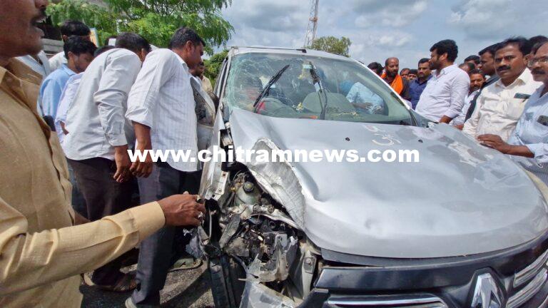 కారు బోల్తా.పలువురికి గాయాలు