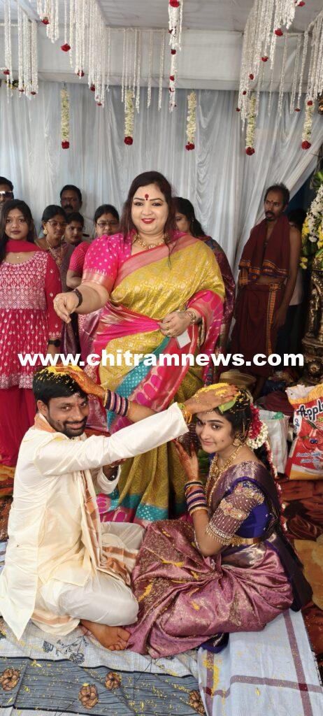 నూతన వధూవరులను ఆశీర్వదించిన కొల్లేరు ప్రజా సంక్షేమ సేవా సమితి ఛైర్ పర్సన్ ఉమాదేవి ముంగర