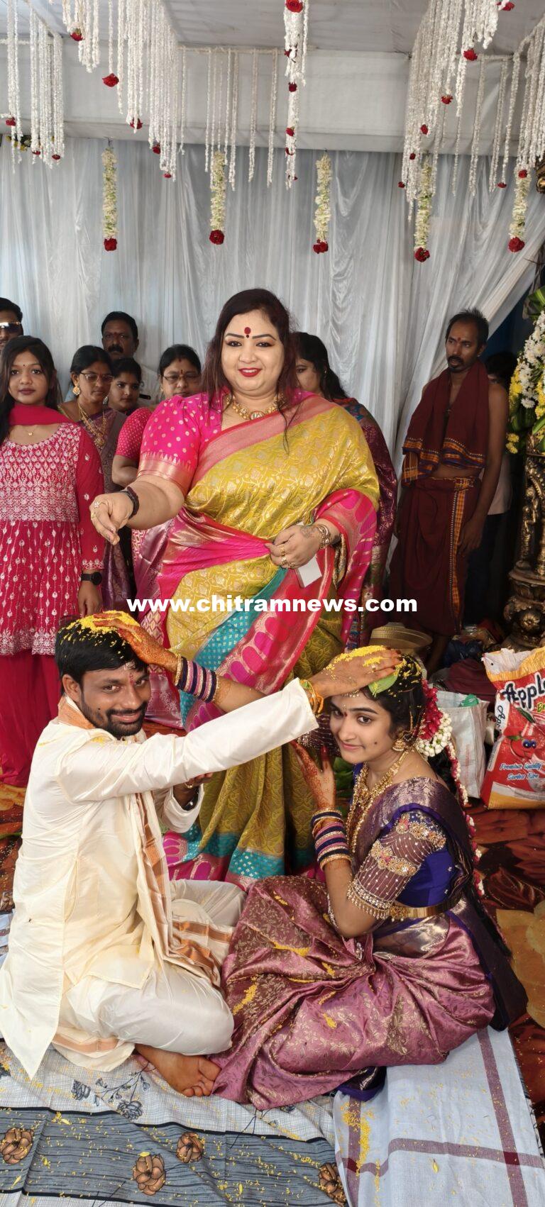 నూతన వధూవరులను ఆశీర్వదించిన కొల్లేరు ప్రజా సంక్షేమ సేవా సమితి ఛైర్ పర్సన్ ఉమాదేవి ముంగర