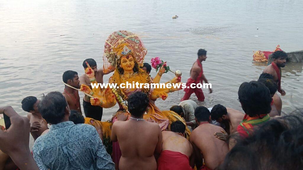 బాసర గోదారమ్మ ఒడికి దుర్గామాతలు