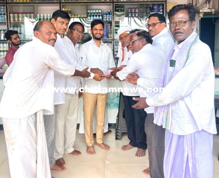 విగ్రహ ప్రతిష్ఠాపనకు సతీష్ పవార్ నగదు అందజేత