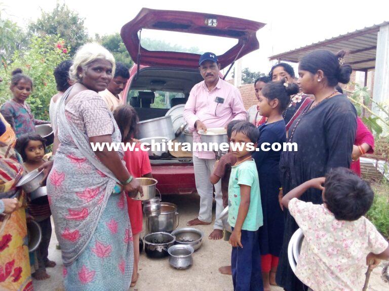 నిరుపేదలకు అన్నదానం చేసిన ఆంజనేయులు